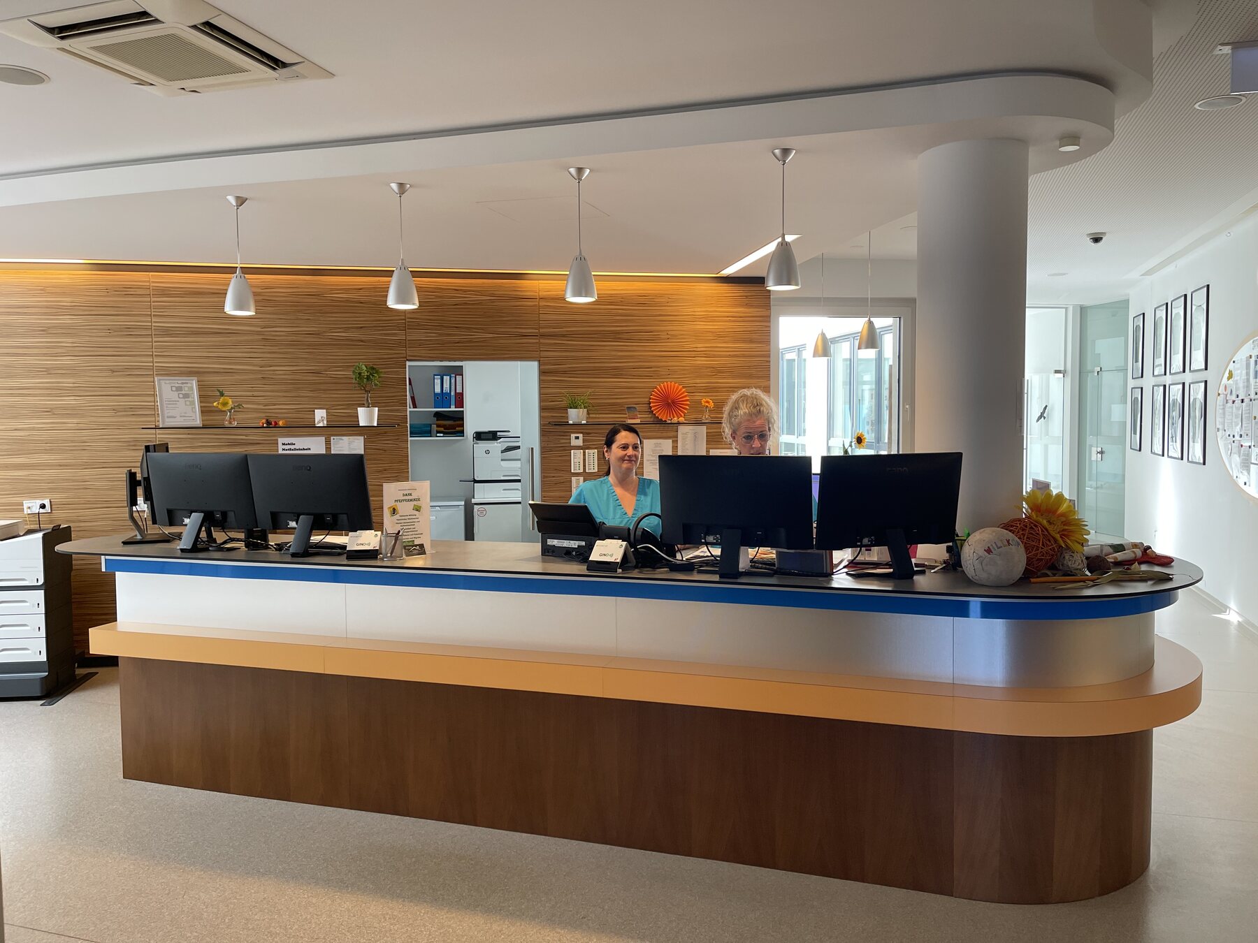 Empfang der Physiotherapie mit Team an der Anmeldung