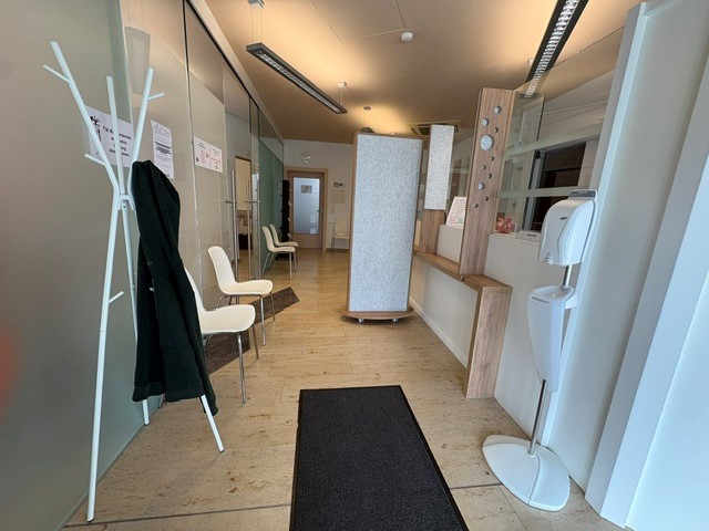 Lounge im Eingangsbereich der Physiotherapie
